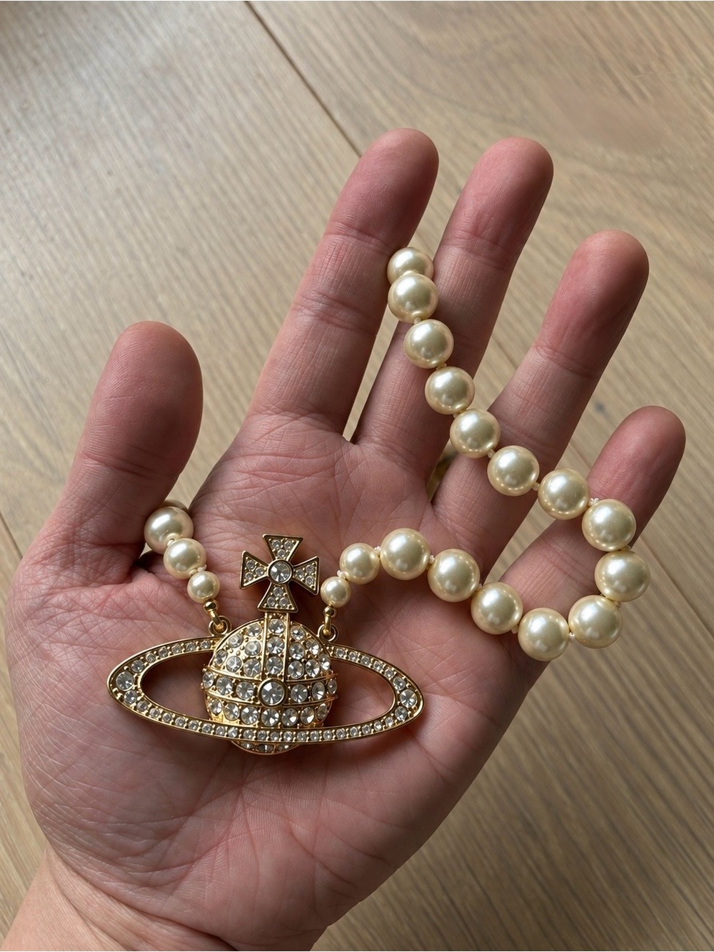 Vivienne Westwood One Row Pearl Bas Relief Choker – Gold / Cream Pearl - Picture 11 of 12
